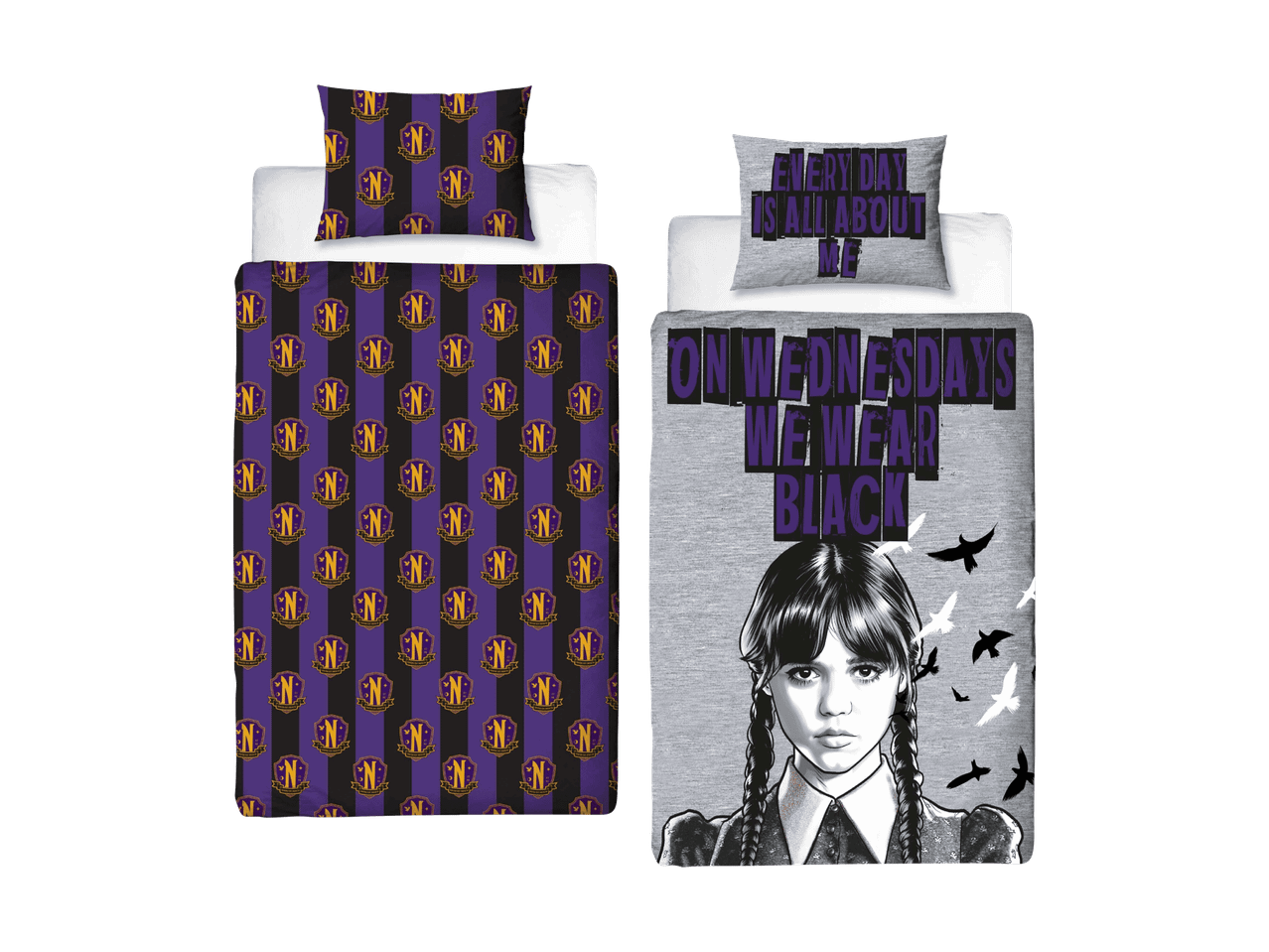Wednesday Bettwäsche-Sets: eines mit Nevermore Academy-Logo und eines mit Wednesday Addams und dem Spruch „ON WEDNESDAYS WE WEAR BLACK“.