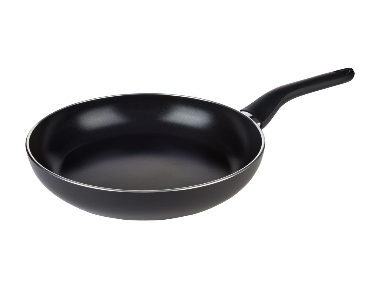 Padella nera antiaderente con manico ergonomico.