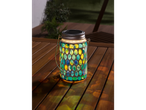 Luminária solar com design de mosaico em uma mesa.