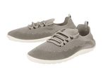 Et par grå strikkede sneakers med hvide såler.