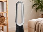 Dyson toronyventilátor egy nappaliban.