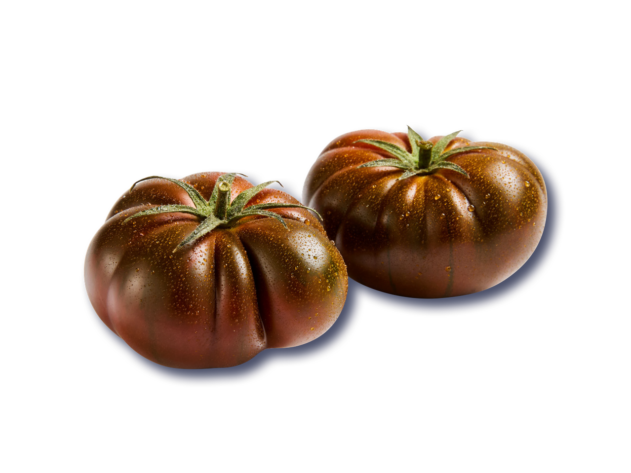 Dva tamna rajčice s kapljicama vode na crnoj pozadini.