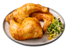 Pernas e coxas de frango assadas com salada num prato.