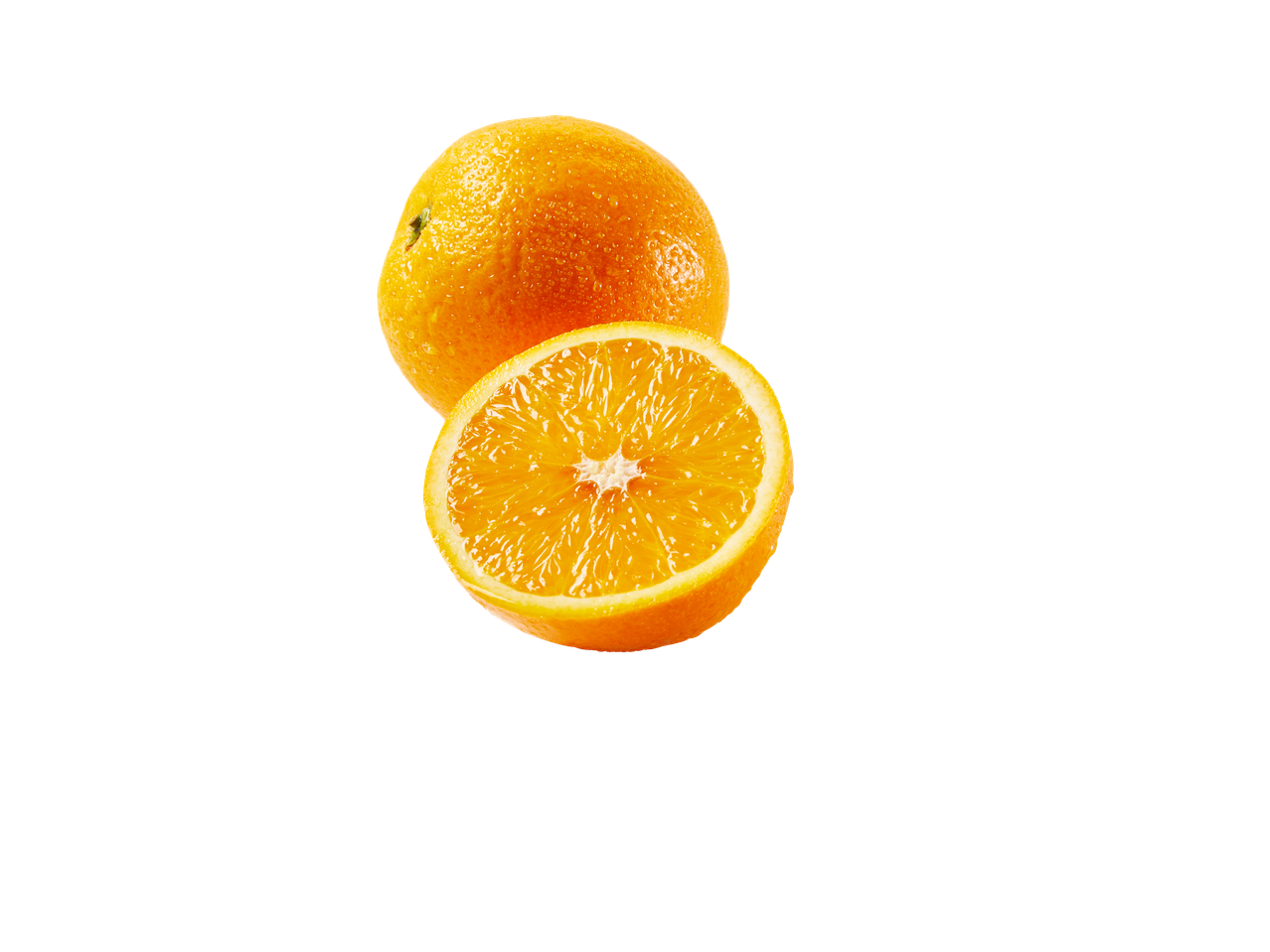 Duas laranjas frescas, uma inteira e uma cortada ao meio, sobre um fundo branco.