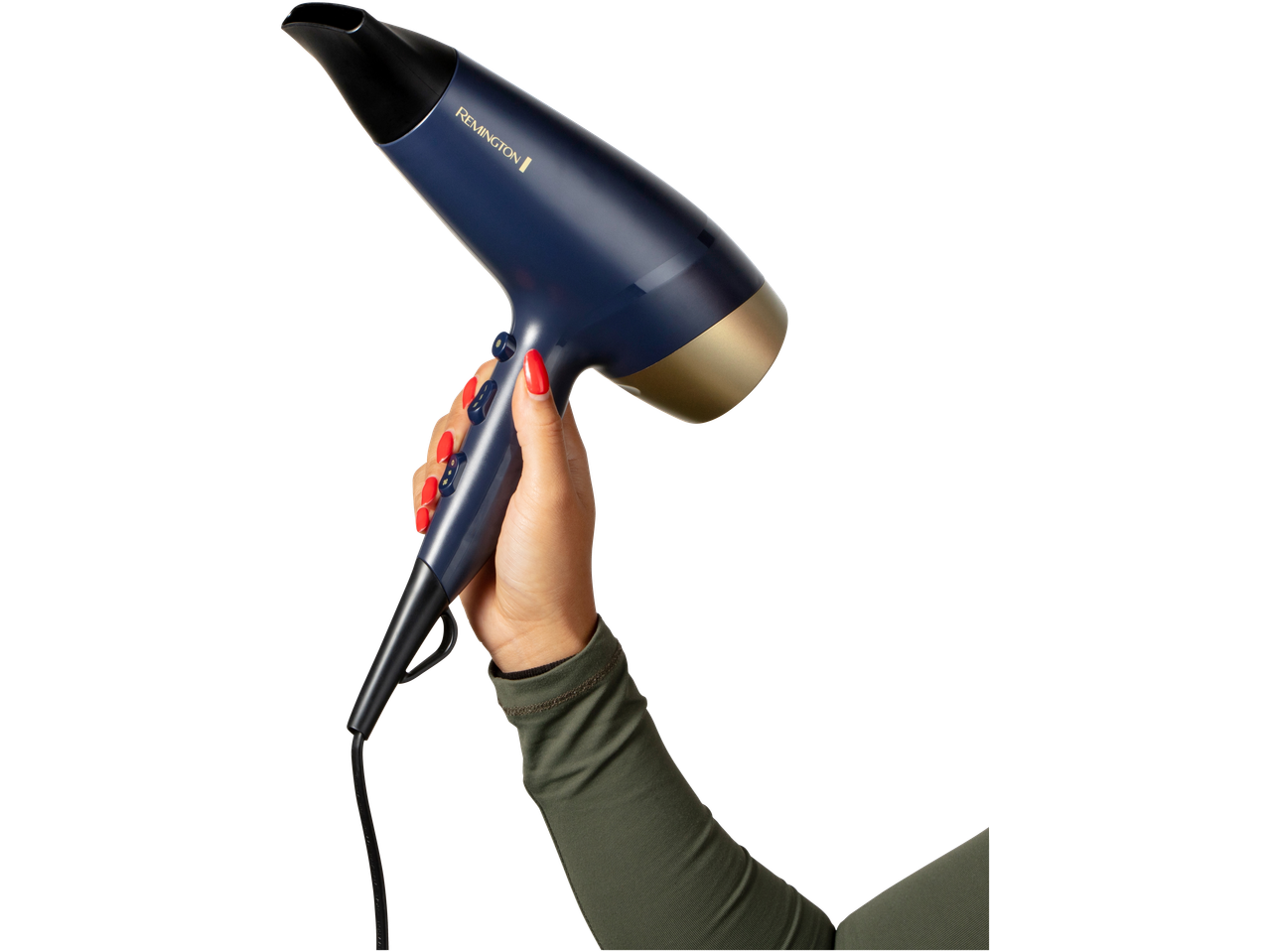 Mão feminina segurando um secador de cabelo REMINGTON 2200 W azul marinho e dourado.
