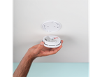 Ruka drži Smartwares® sistem alarma za dim, spreman za montažu na plafon.