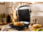 Grelhador de contacto Silvercrest® com sanduíches tostadas numa cozinha.