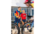 Roupas esportivas Lidl e Trek em duas pessoas sorrindo.
