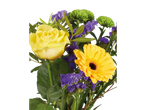Buquê de rosas amarelas, gérberas e flores roxas.