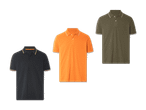 Drei Poloshirts in verschiedenen Farben: Dunkelblau, Orange und Olivgrün.