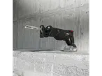 Un fierăstrău alternativ negru Parkside Performance cu o lamă flexibilă pentru metal pe o suprafață de beton.