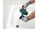 Eine Person verwendet eine Parkside® Rohrreinigungsspirale, um einen Badewannenabfluss zu reinigen.