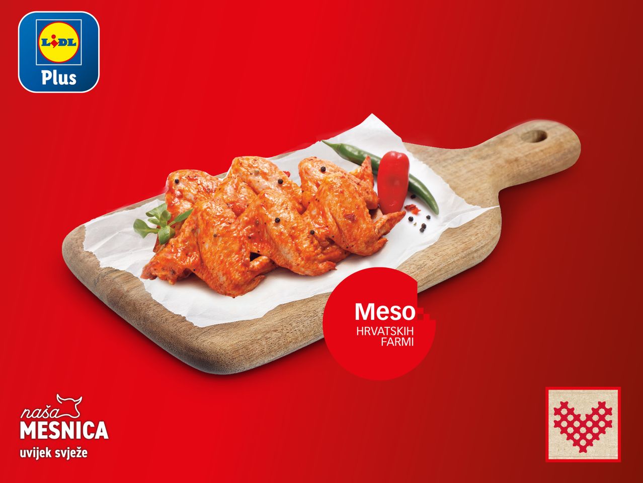 Marinirana pileća krilca na drvenoj dasci s Lidl Plus i Naša Mesnica logotipima.