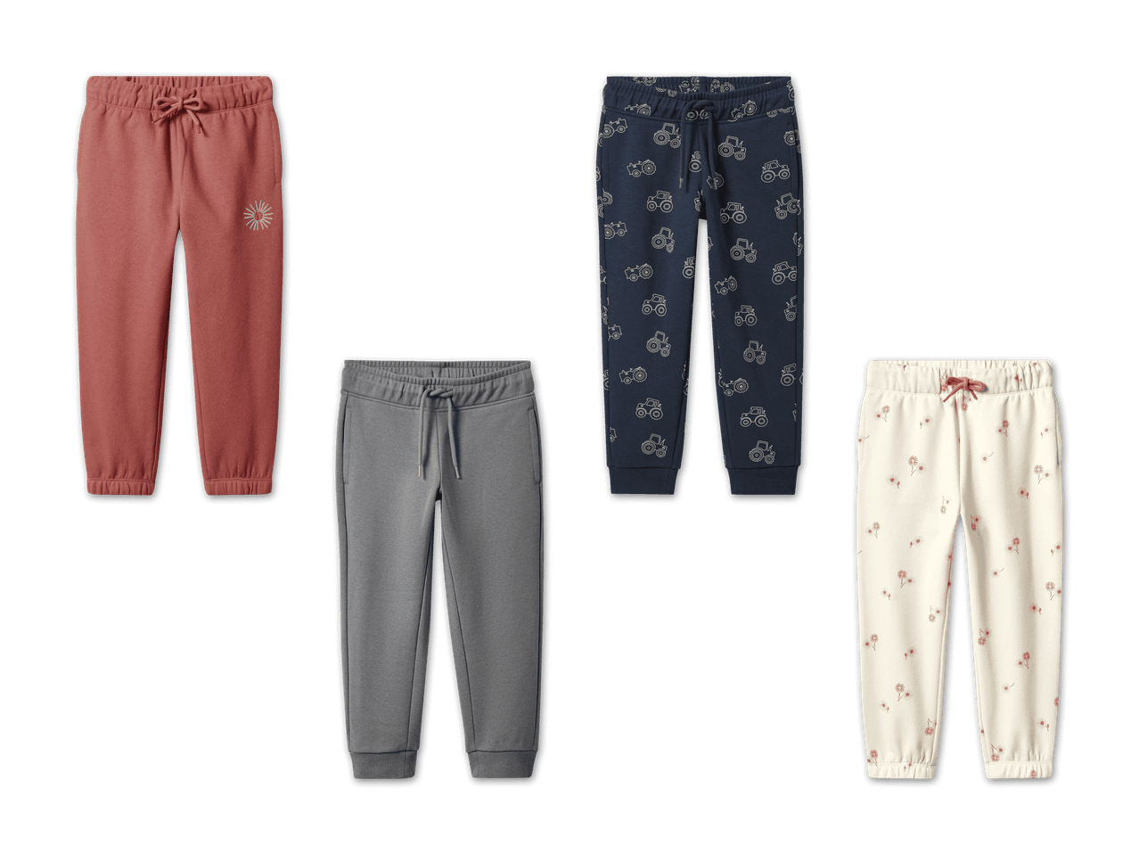Vier Paar Jogginghosen: eine rote mit Sonne, eine graue, eine blaue mit Traktoren und eine cremefarbene mit Blumen.