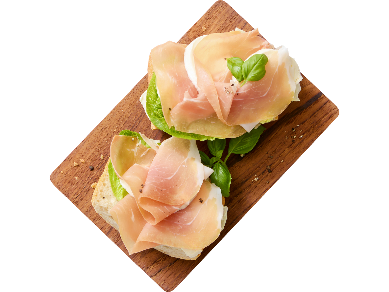 Twee bruschetta's met prosciutto, mozzarella en basilicum op een houten plank.