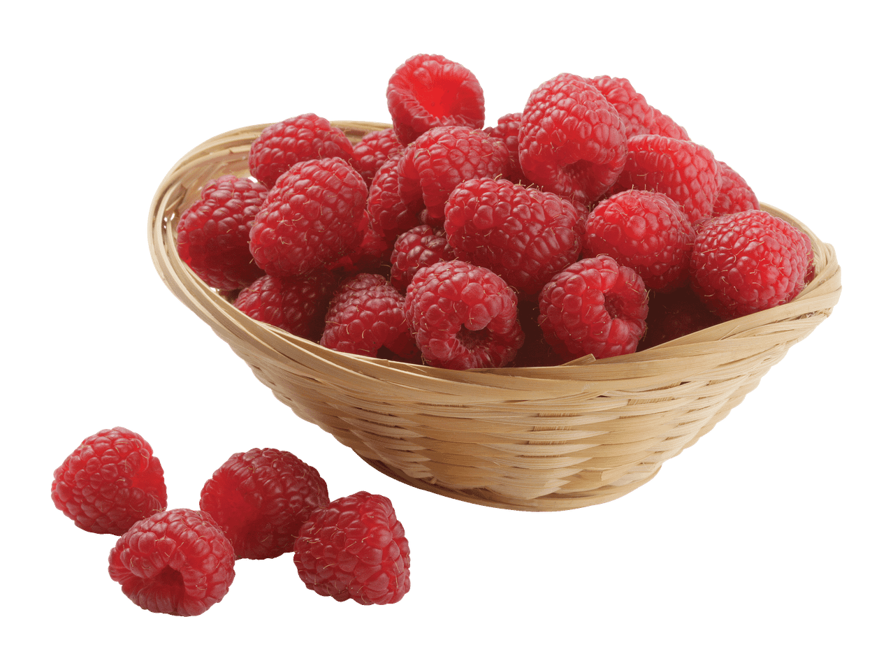 Sveže maline v pleteni košari in nekaj razsutih ob njej.