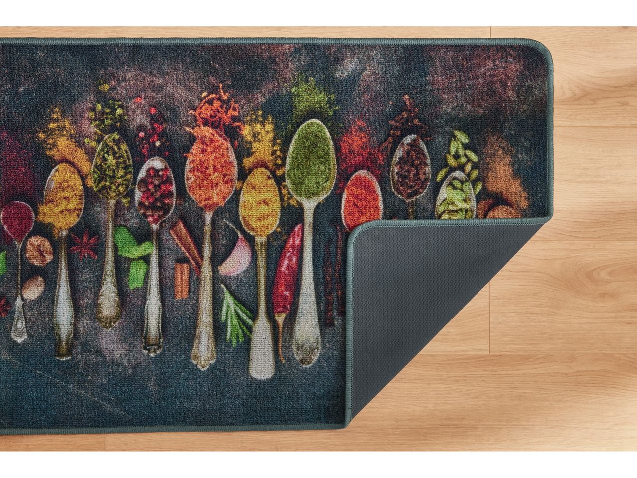 Tappeto da cucina con motivo di spezie e cucchiai su sfondo scuro.