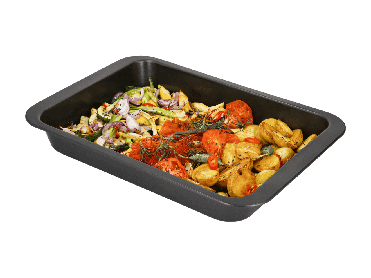 En sort bageplade fyldt med ovnbagte grøntsager som kartofler, tomater, løg og squash.