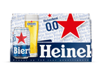 Een sixpack van alcoholvrij bier met een glas en blikje, met de tekst 'Proost op 150 jaar gezelligheid'.