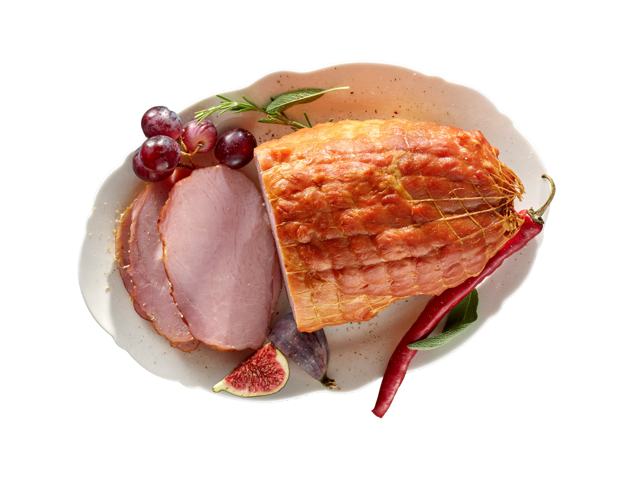 Dimljena šunka s grožđem, smokvama i čilijem na bijelom tanjuru.