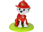 Figura de cachorro dálmata com capacete e uniforme de bombeiro vermelho, sobre uma base verde.