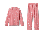 Rosa Pyjama mit weißen Punkten, bestehend aus Langarmshirt und Hose.