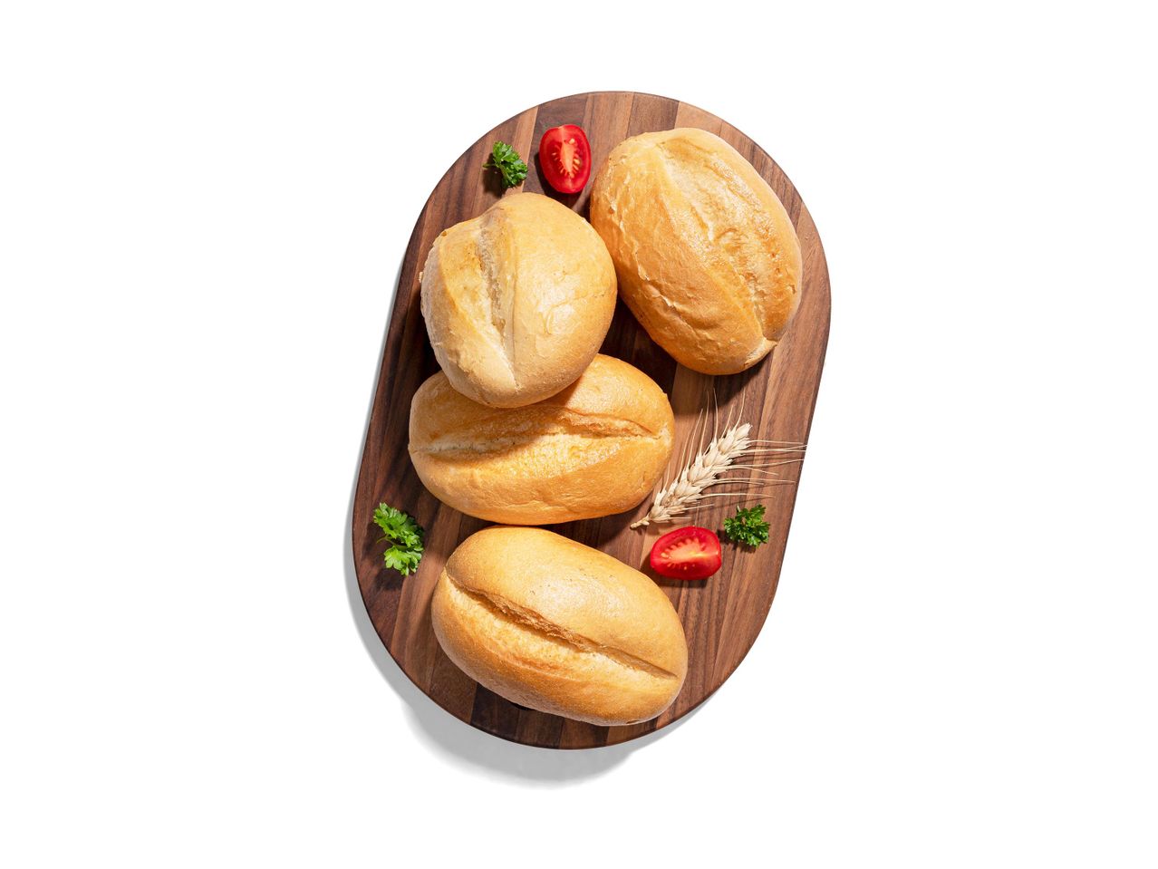 Zsemlék és kenyér fa deszkán.