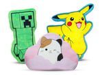 Plišane igračke: Pikachu, Creeper iz Minecrafta i mačka na oblaku.