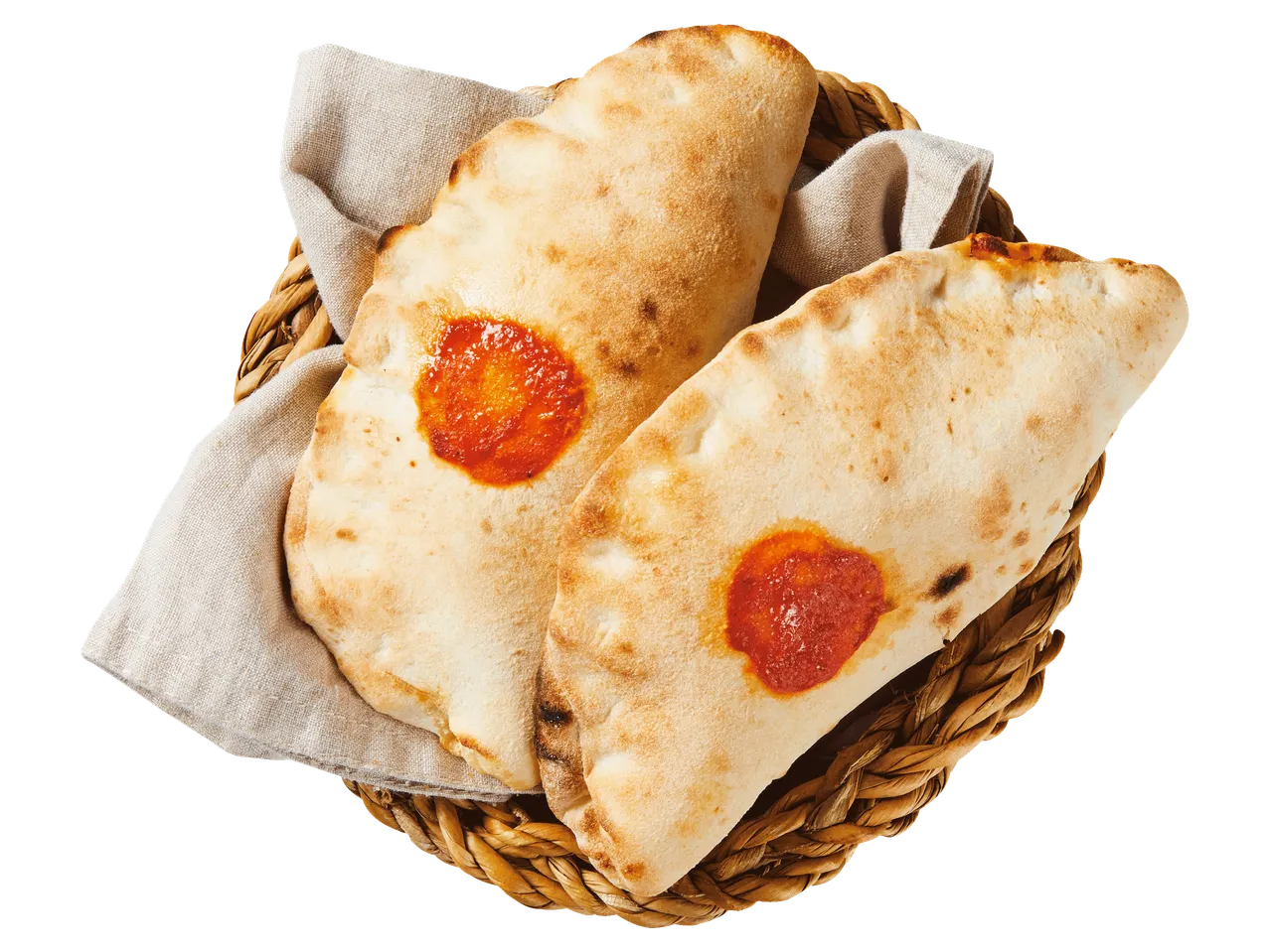 Két darab, paradicsomszósszal díszített calzone egy kosárban.