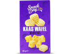 Snack Day kaaswafels: knapperige wafels en kaasblokjes.