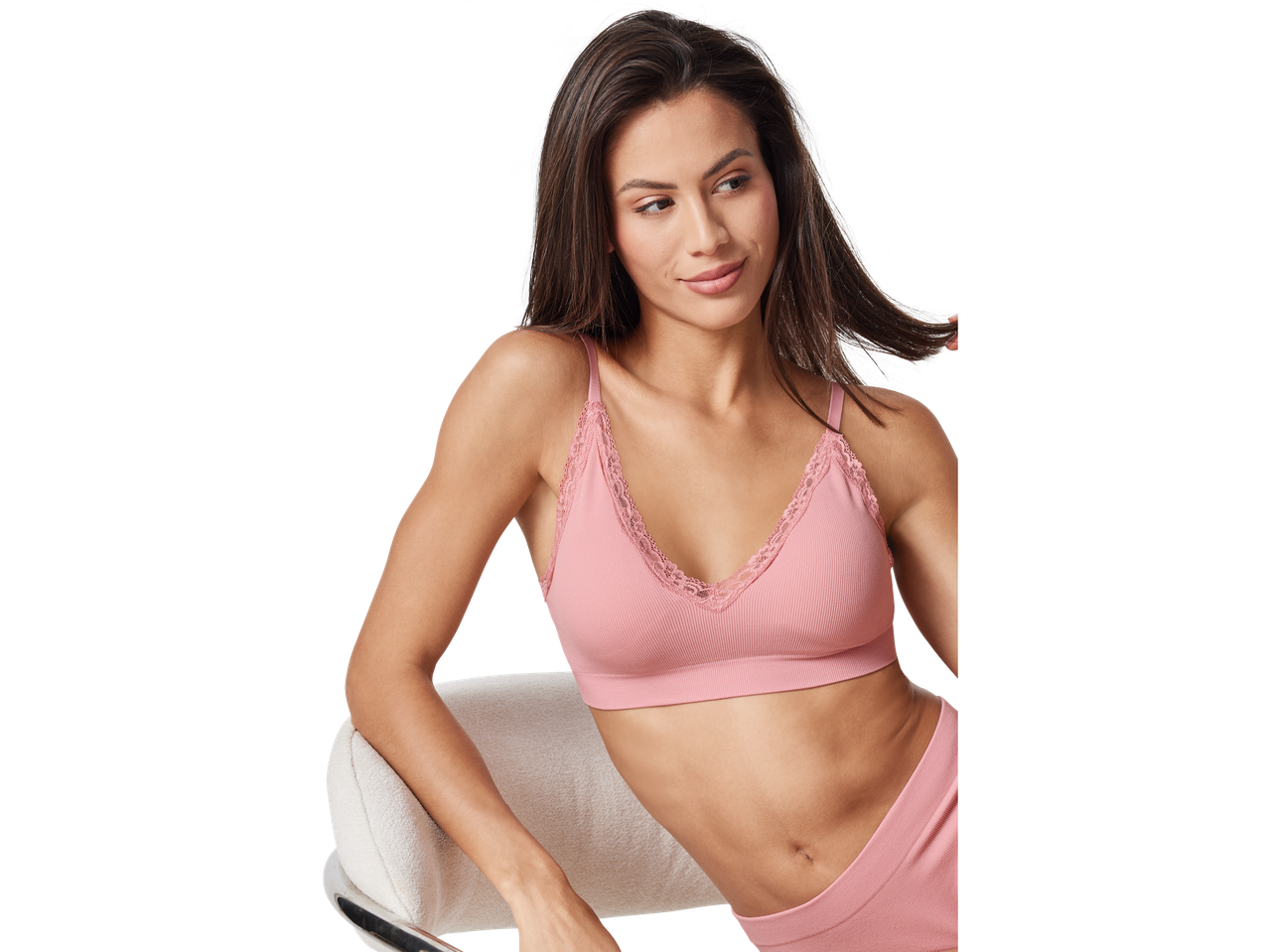 Reggiseno e perizoma rosa con pizzo.
