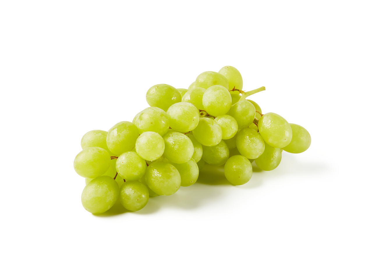 Купчина свежи зелени гроздови зърна с капчици вода върху бял фон.