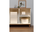 Iluminare LED sub un mobilier modern cu cutii și decorațiuni.