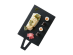 Gegrilde vis, sushi en gemarineerde gember op een zwart bord.