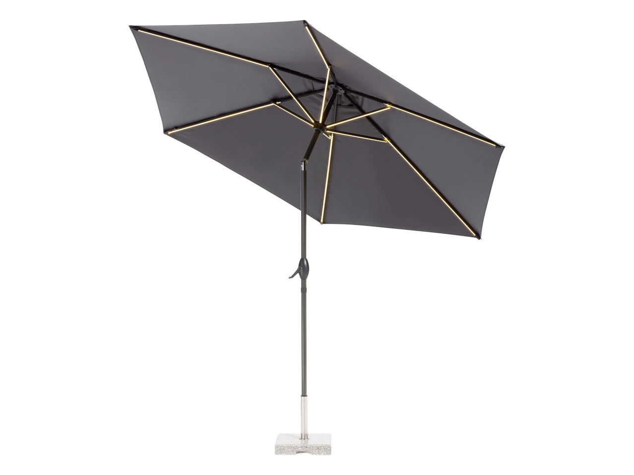 Parasol de terrasse gris avec lumières LED intégrées et une base blanche sur fond noir.