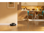 ROBOROCK Saug- und Wischroboter in een modern huis met kat en keuken op de achtergrond.