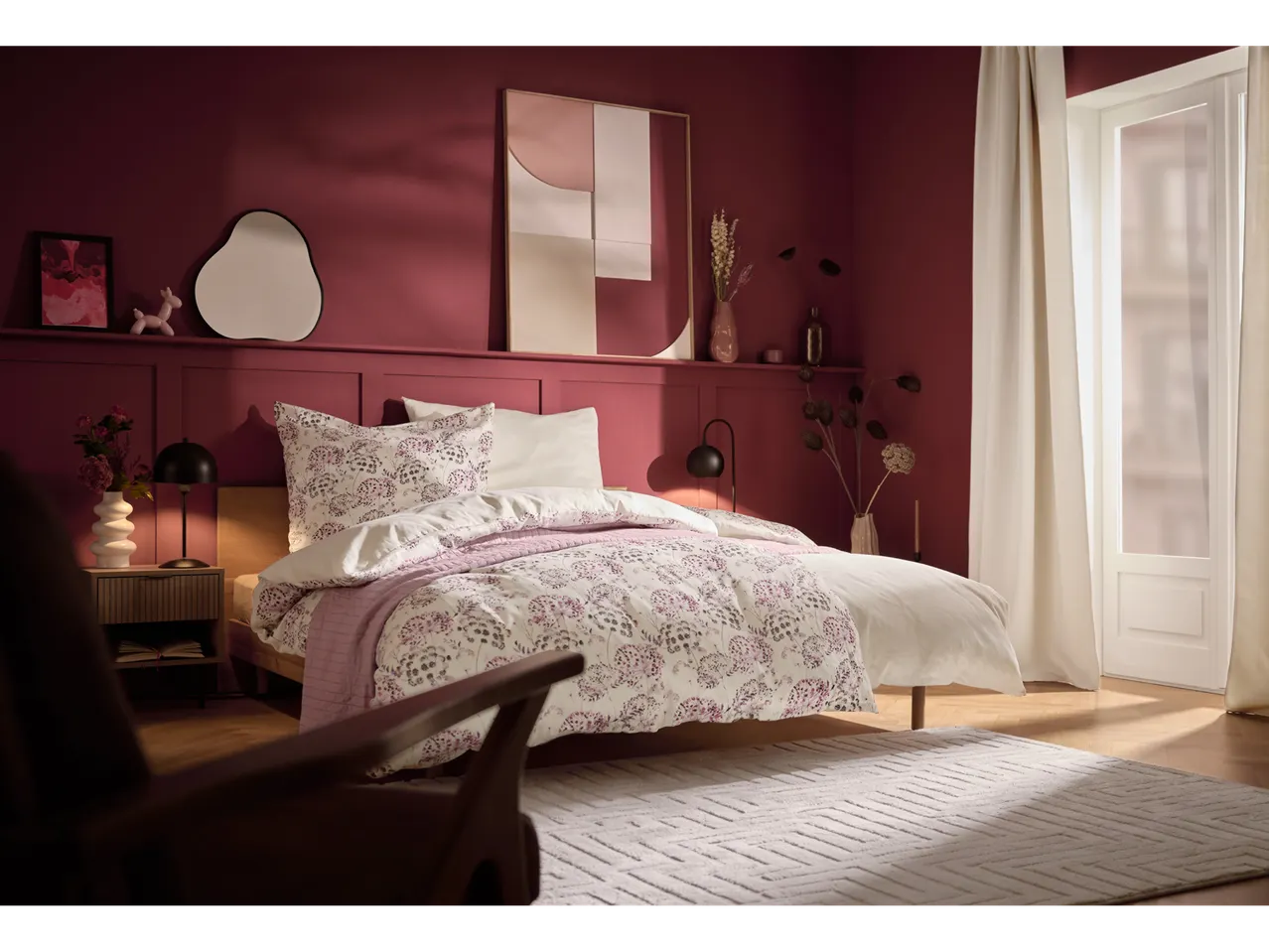 Lenjerie de pat reversibilă din satin LIVARNO home pe un pat în dormitor.