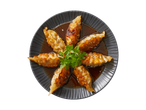 Gyozas fritas com sementes de gergelim e molho.