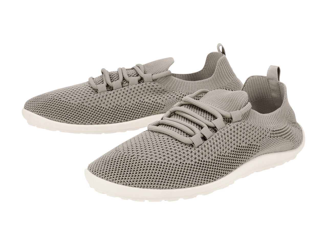 Et par grå strikkede sneakers med hvide såler.