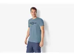 Bărbat îmbrăcat cu tricou Ocean Kings Sailing Challenge Cup și pantaloni cargo.