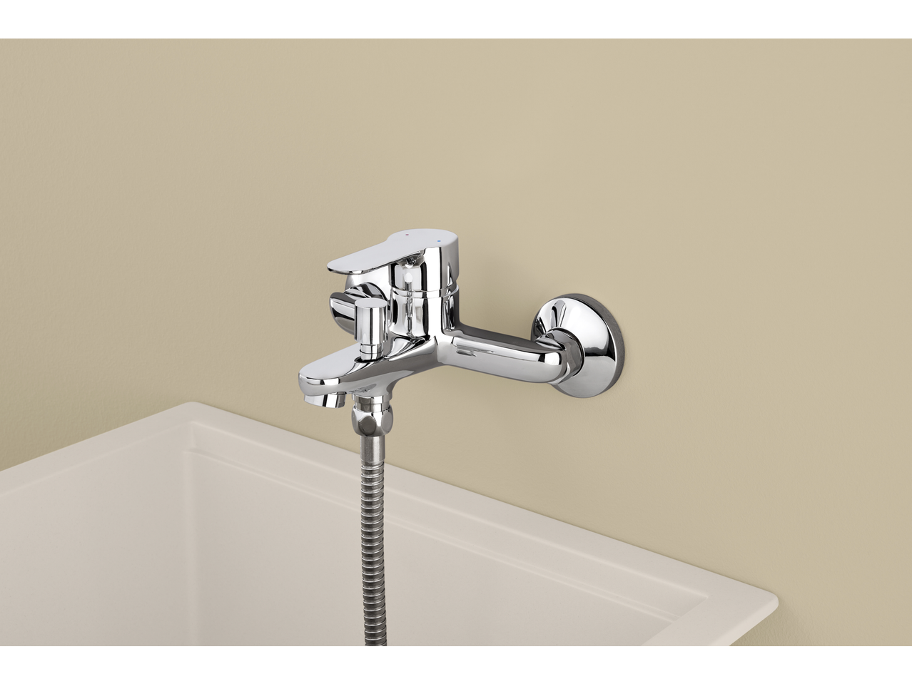 Baterie de baie LIVARNO cu mixer și duș de mână, montată pe perete deasupra unei chiuvete albe.