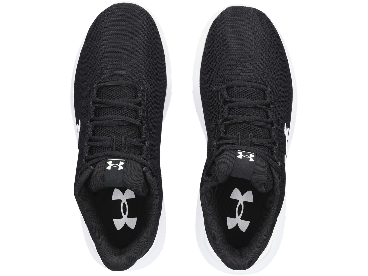 Ένα ζευγάρι μαύρα αθλητικά παπούτσια Under Armour με λευκές σόλες.