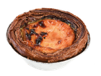 Close-up de uma única tarte de nata dourada em forma de alumínio.