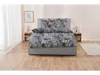 Set de pat cu model floral pe un pat modern într-o cameră de dormitor.