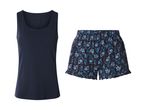 Mørkeblå tanktop og mørkeblå shorts med blomstermønster.
