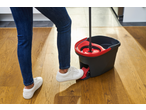 Conjunto de limpeza VILEDA Easy Wring com balde e esfregona, pessoa a pisar o pedal.