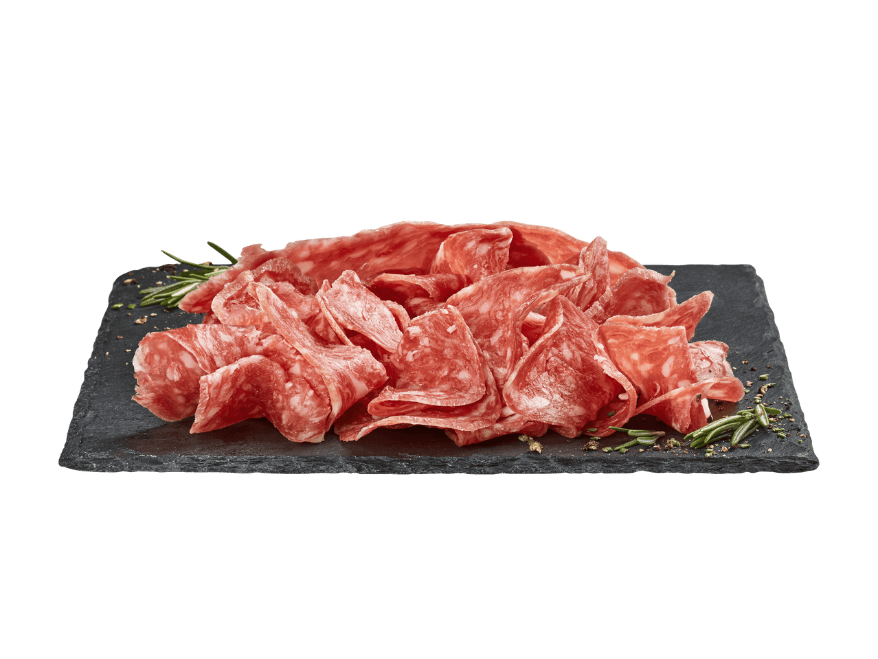 Salami tranché sur une planche en ardoise avec du romarin et des épices.