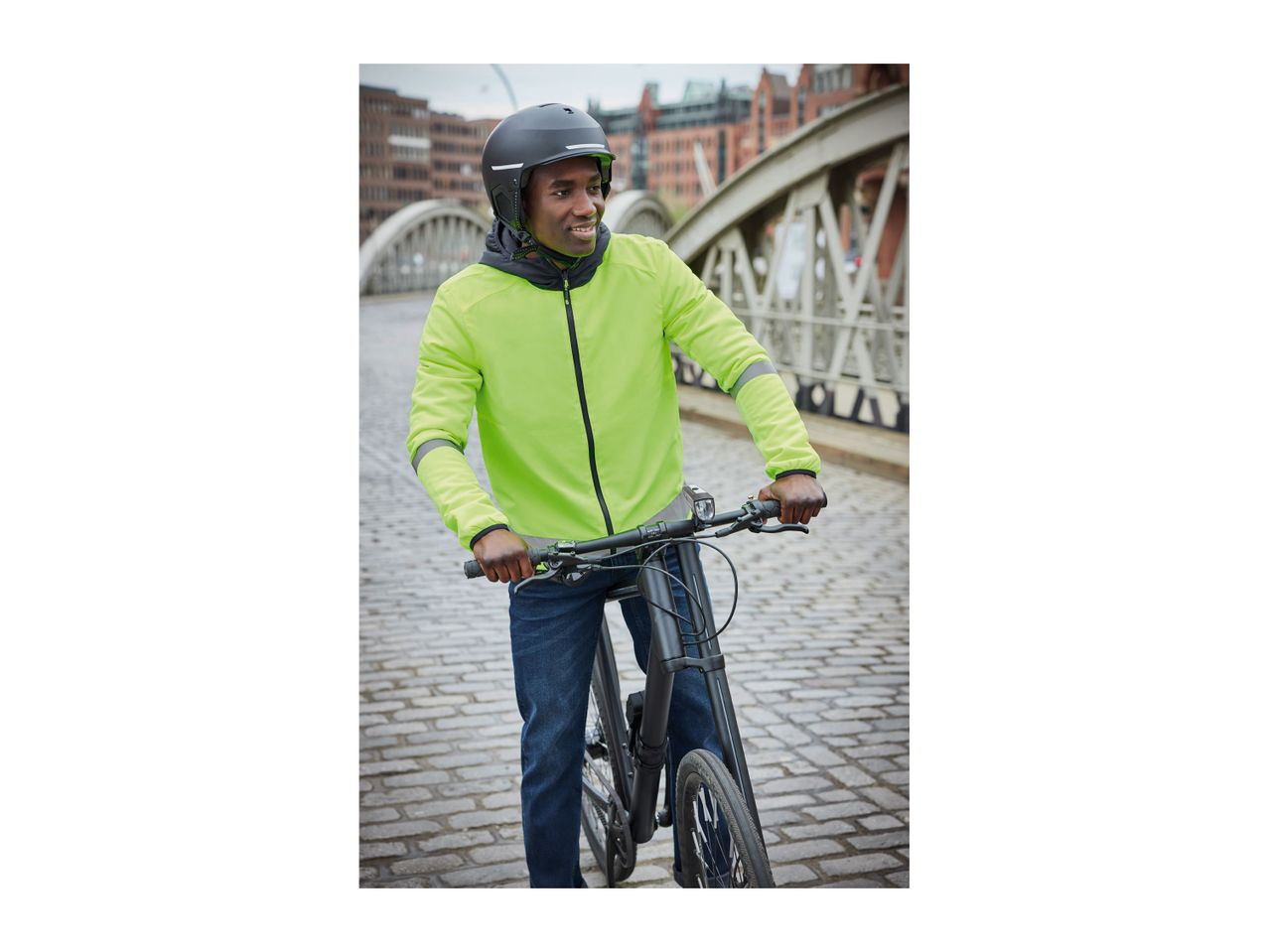 Go to full screen view: Crivit Men’s Reversible Cycling Jacket - Image 7
