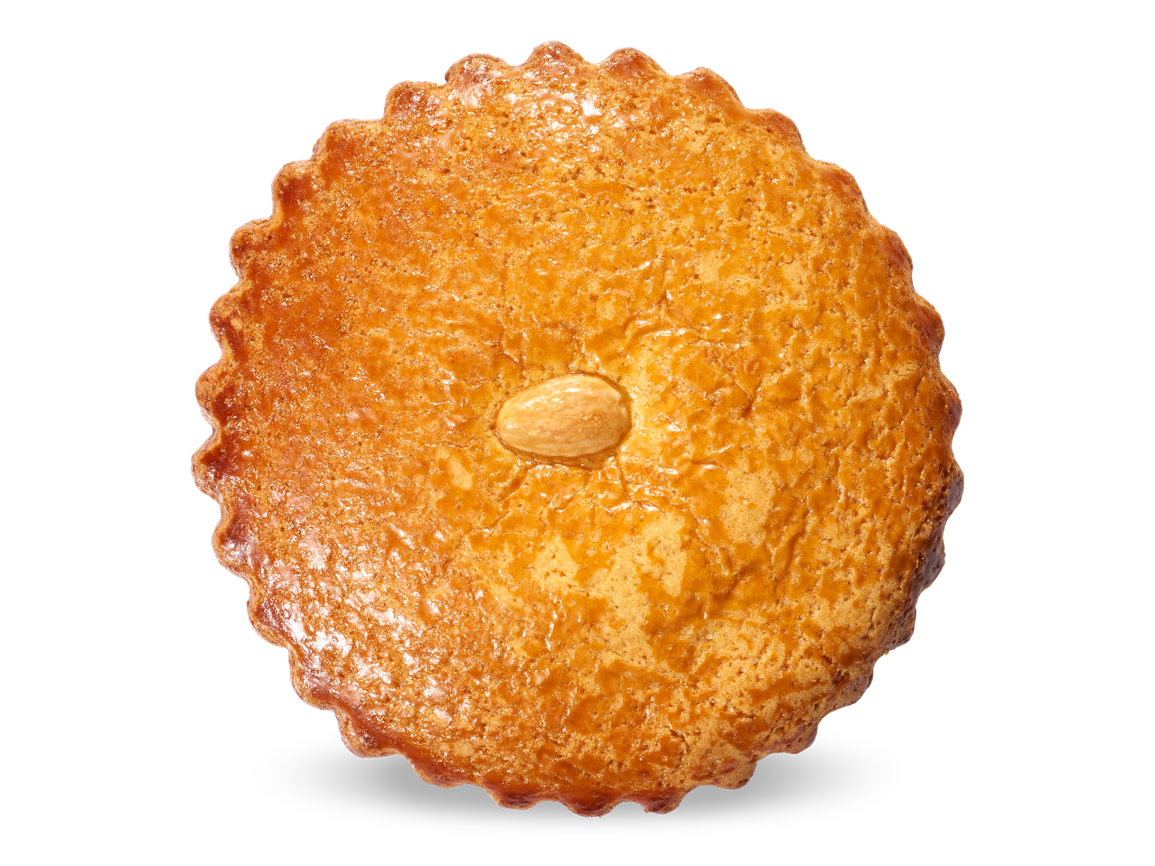 Een ronde, goudbruine amandelkoek met een amandel in het midden.