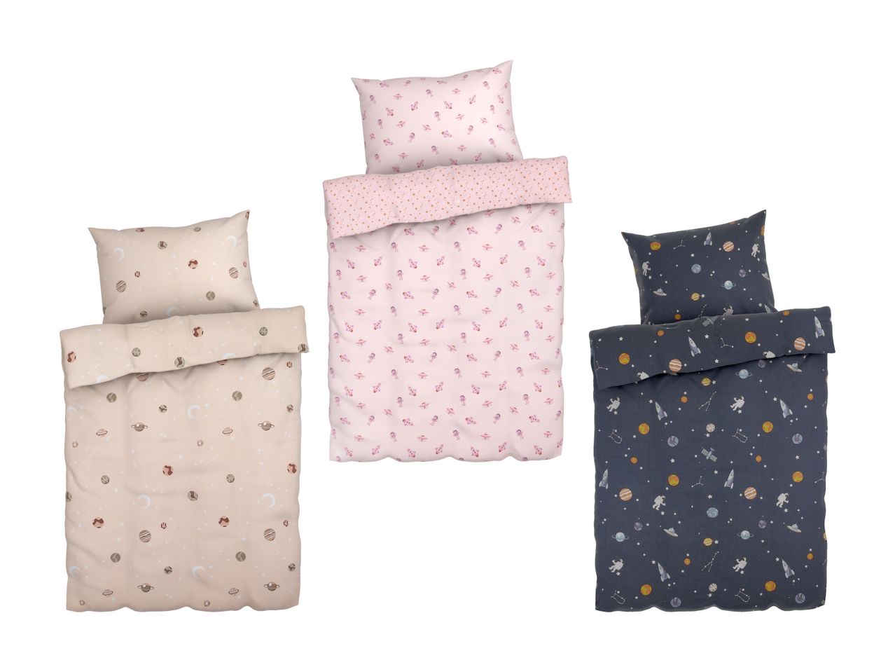 Drei Kinder-Bettwäsche-Sets zum Thema Weltraum in Rosa, Beige und Dunkelblau.